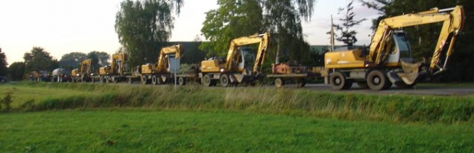 Het machinepark van Bram Bakker opgesteld langs de weg