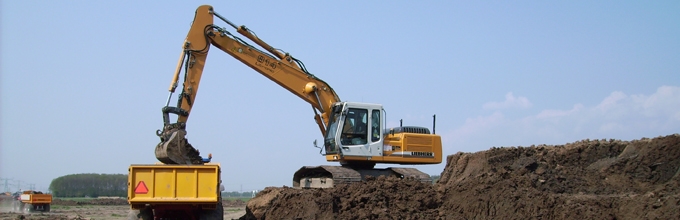Liebherr rupsgraafmachine laadt grond in een grondkar